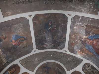 Anche il soffitto con volta a botte � decorato. Qui sono presenti la Madonna del Pozzo di Capurso, la Madonna di Sovereto...